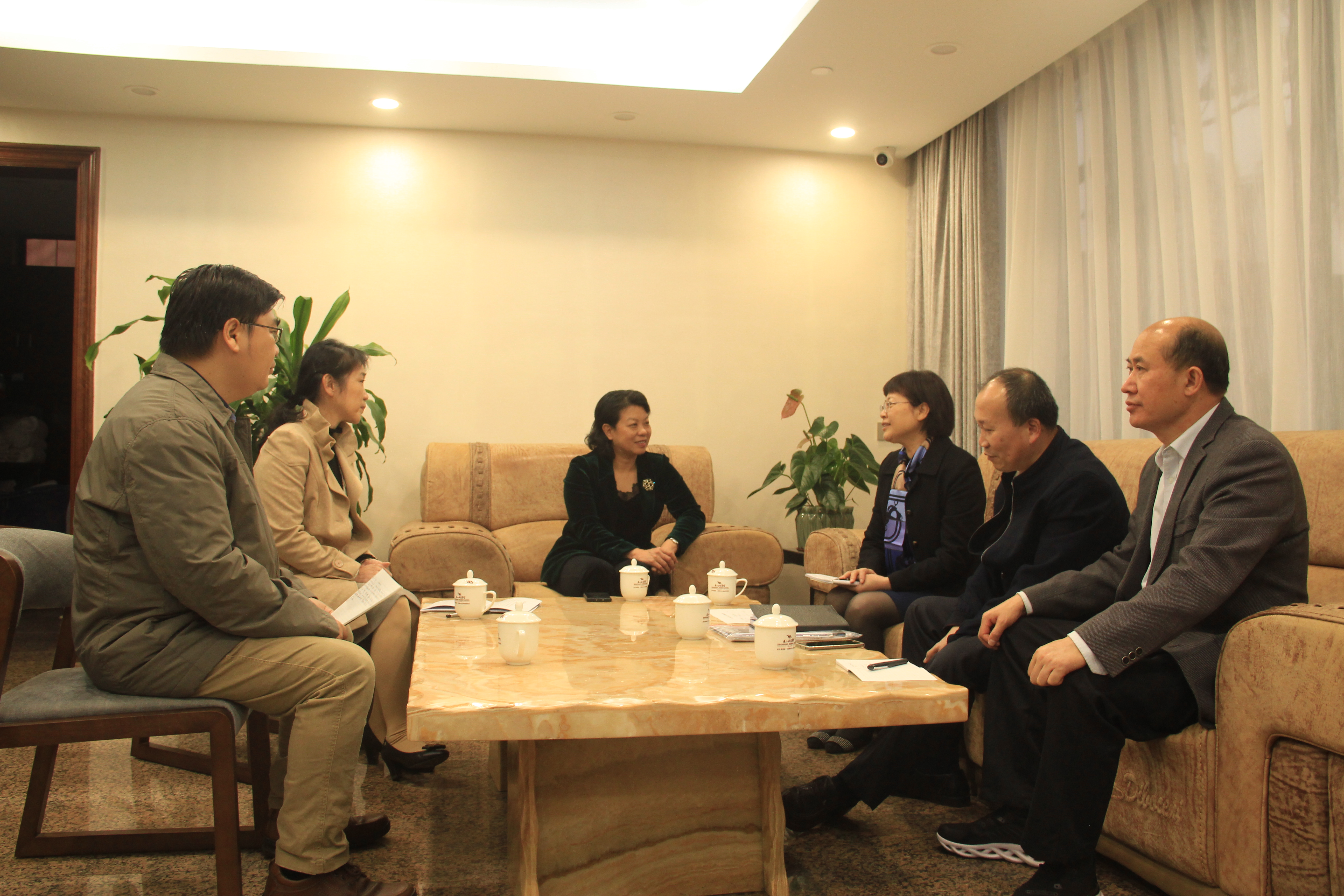 12月3日，双赢彩票(中国)开奖记录官网
副市长崔青（左三）会见省政府地方志办党组成员、副主任刘卫（右三）一行，市政府地方志办主任钟涓泓（左二）参加会见     （杨贵元  摄）