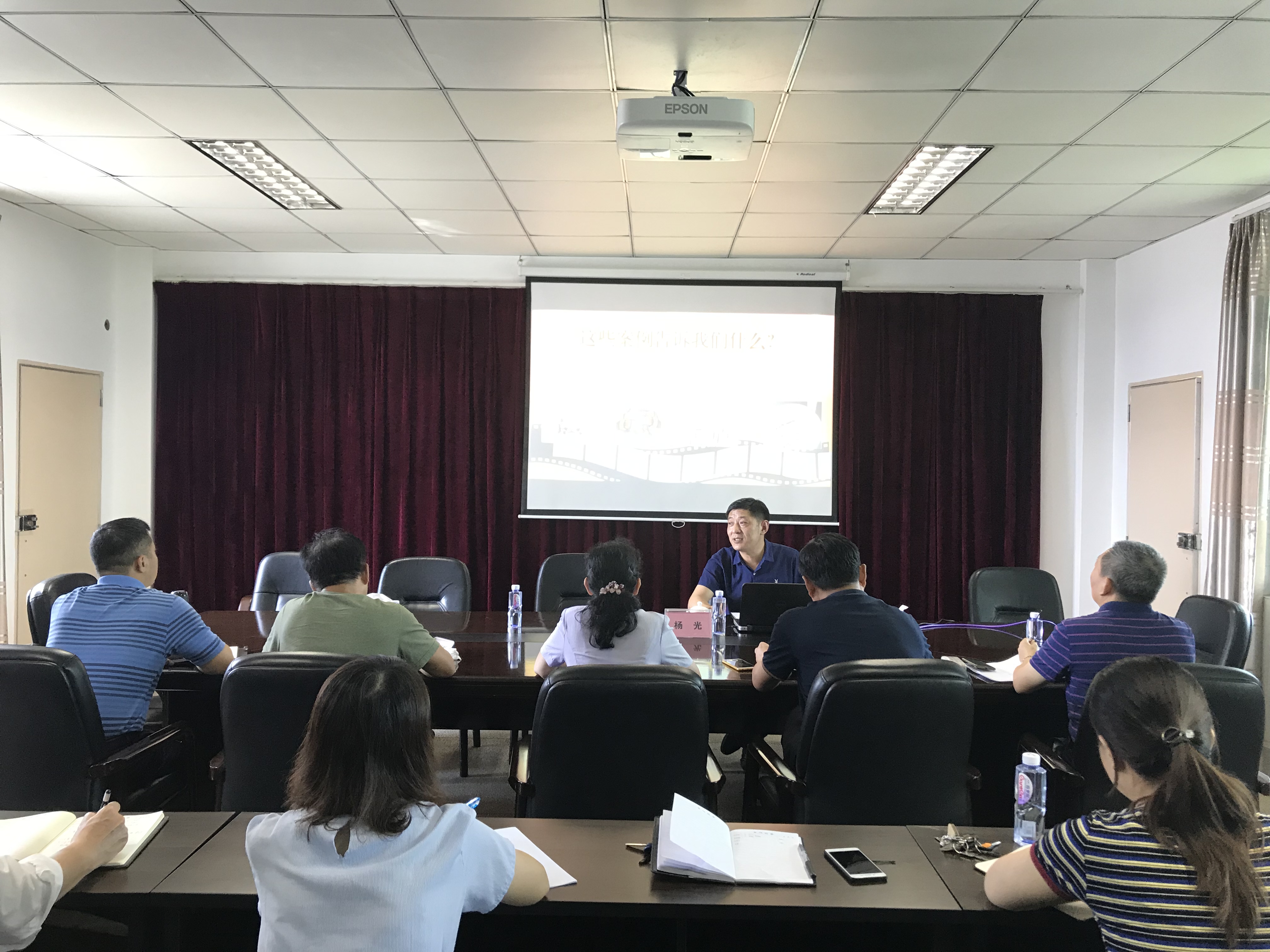 全体干部职工参加廉政教育学习.jpg
