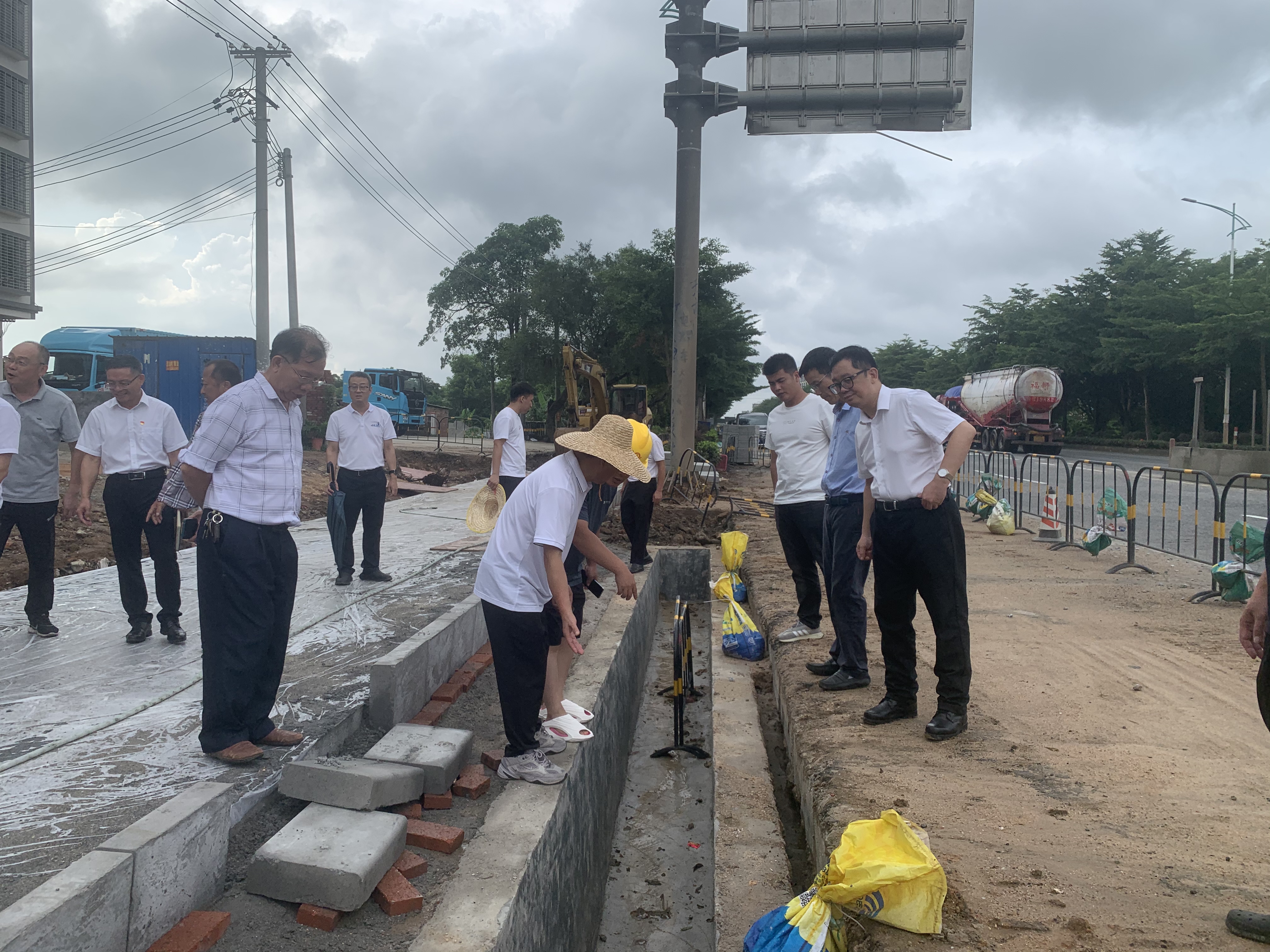 窦兴伟主任赴G228线中石油康宝加油站路段排水工程现场开展调研督导